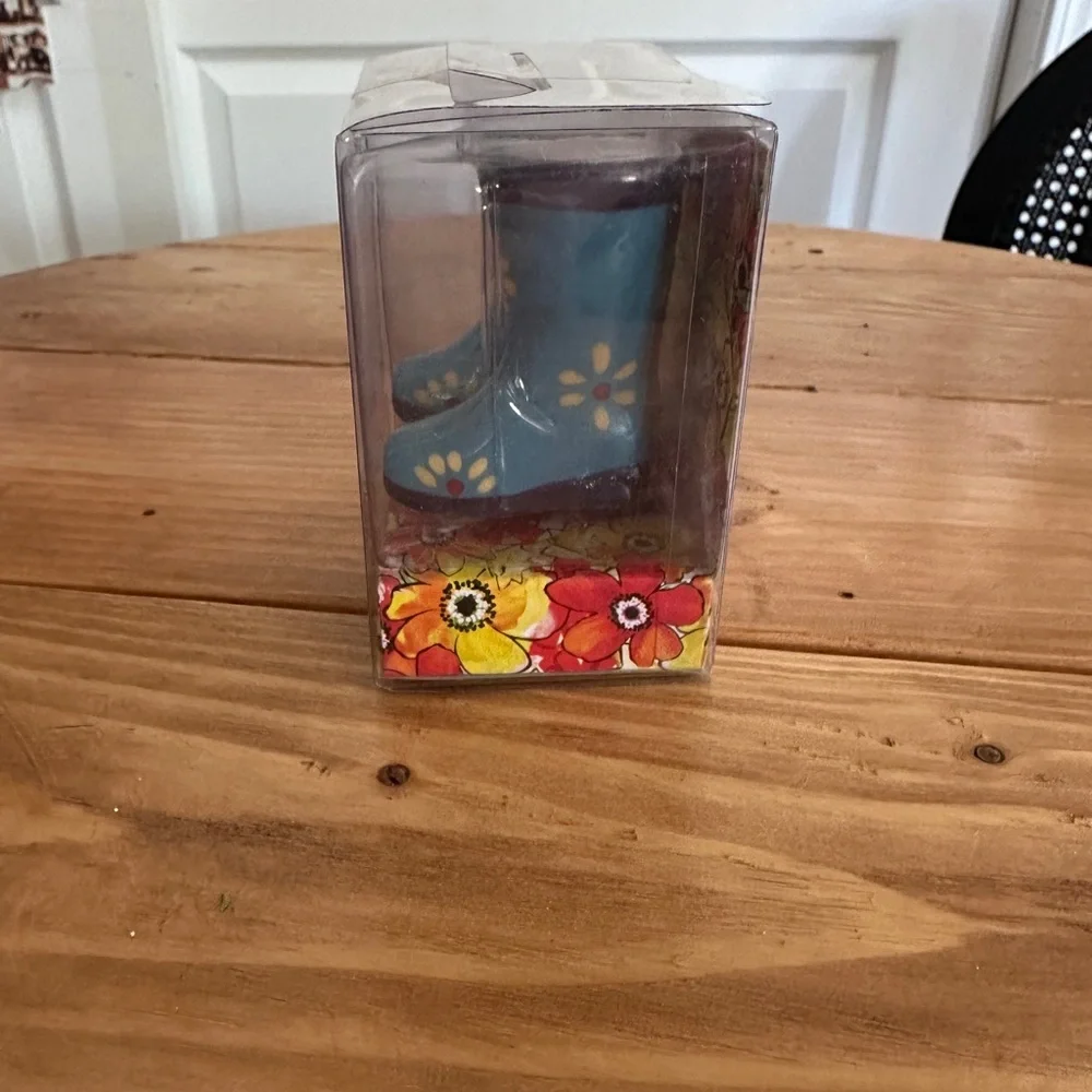 Blue rain boots flower salt and pepper shakers - Picture 2 of 3